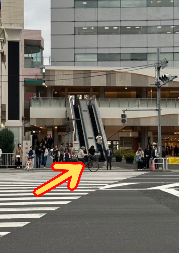 { 階段を下り、直進して道路(国道15号線)も渡ります！ }